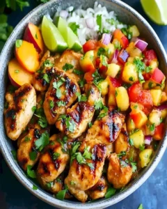 Frisches Cilantro-Lime Hähnchen mit Pfirsichsalsa auf einem Teller angerichtet