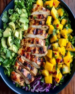 Frischer Cilantro Limon Hähnchen Salat mit Mangosalsa auf einem Teller