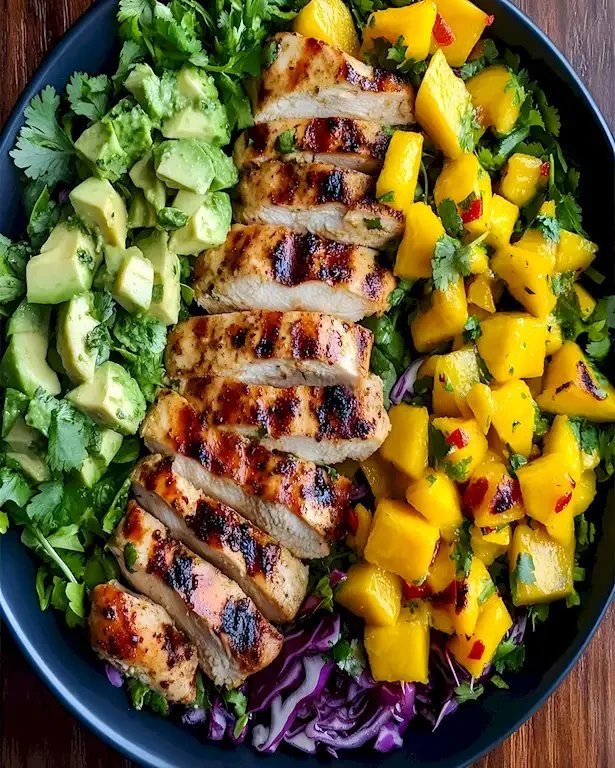 Frischer Cilantro Limon Hähnchen Salat mit Mangosalsa auf einem Teller