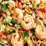 Garnelen-Nudelsalat im Thai-Stil mit frischen Zutaten und aromatischen Gewürzen