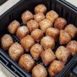 Goldbraune Churro Bissen mit Zimt und Zucker auf einem Teller