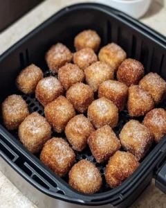 Goldbraune Churro Bissen mit Zimt und Zucker auf einem Teller