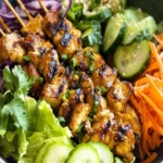 Goldschimmerndes Hähnchen Curry mit Kokosmilch auf einem Teller präsentiert
