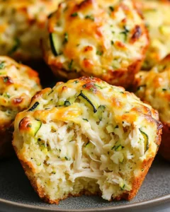 Herzhafte Hähnchen-Käse-Zucchini-Muffins frisch aus dem Ofen