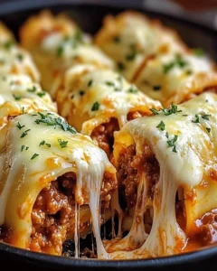 Käse-Bolognese-Rollen auf einem Teller serviert, ideal für Familienessen