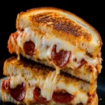 Käseiger Pizza-Grilled-Sandwich mit Peperoni, heiß und köstlich geschmolzen.