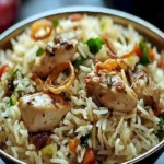 Klassenreiches Hähnchenpulao mit Basmati Reis auf einem Teller serviert.