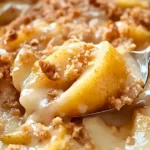 Klassischer warmer Apfelkuchen mit Walnüssen und Zimt auf einem Teller