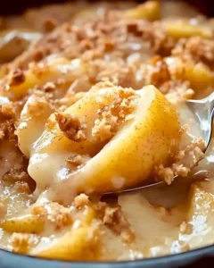 Klassischer warmer Apfelkuchen mit Walnüssen und Zimt auf einem Teller
