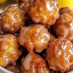 Kleine Apfel-Fritter mit Zimt und Süße auf einem Teller präsentiert