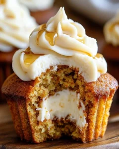 Karottenkuchen Cheesecake Cupcakes mit Ahornfrosting auf einem Tisch