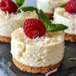 Kremiger Kokosmilch-Käsekuchen mit Himbeeren auf einem Teller