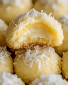 Cremige Limetten-Cheesecake-Kekse mit Kokos auf einem Teller