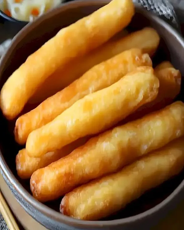 Luftige chinesische Frittierstäbchen mit weichem Kern auf einem Teller.
