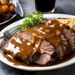 Traditioneller Sauerbraten mit Beilagen auf einem Teller serviert