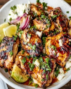 Süße Harissa-Hähnchen-Bowl mit frischen Zutaten und Gewürzen.