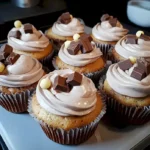 Süße Schokoladen Muffins mit Kinder Schokobons auf einem Teller