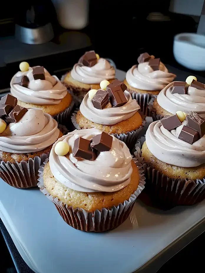 Süße Schokoladen Muffins mit Kinder Schokobons auf einem Teller