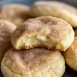 Weiche Cinnamon Cream Cheese Kekse mit Zimt auf einem Teller